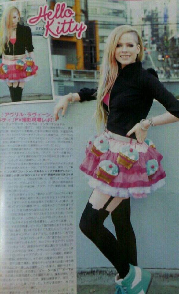 Avril Lavigne Hello Kitty (1)