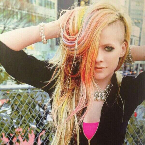 Avril Lavigne Hello Kitty (3)