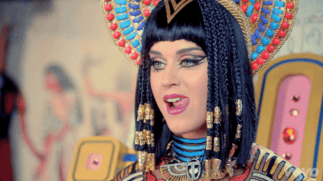 katy-perry-licking-teeth-in-cleopatra-egyptian-costume