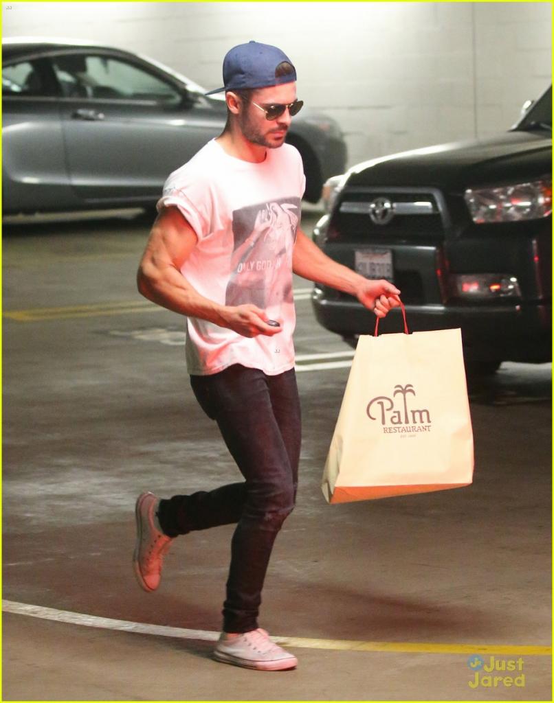 zac-efron-should-always-roll-up-his-shirt-sleeves-like-this-12