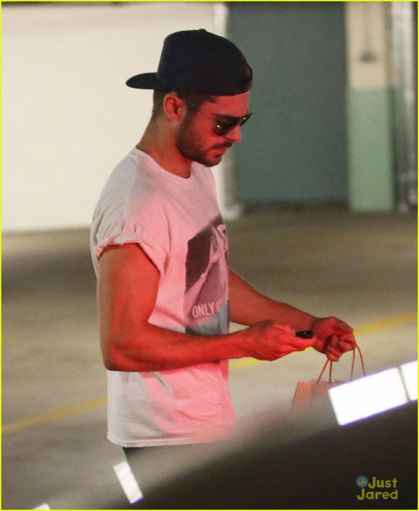 zac-efron-should-always-roll-up-his-shirt-sleeves-like-this-18