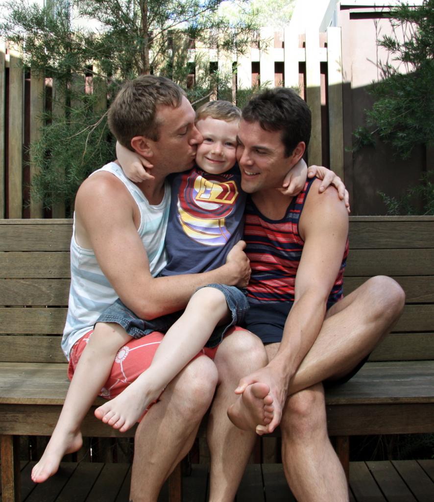 coppie gay adozioni figli biologici