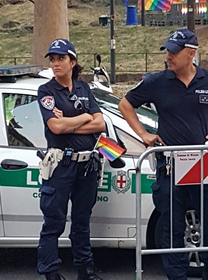 milano-pride-vigli-poliziotti-carabinieri-rainbow