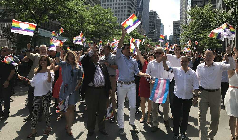 Justin Trudeau sfila al Gay Pride con il primo ministro irlandese e suo marito 3
