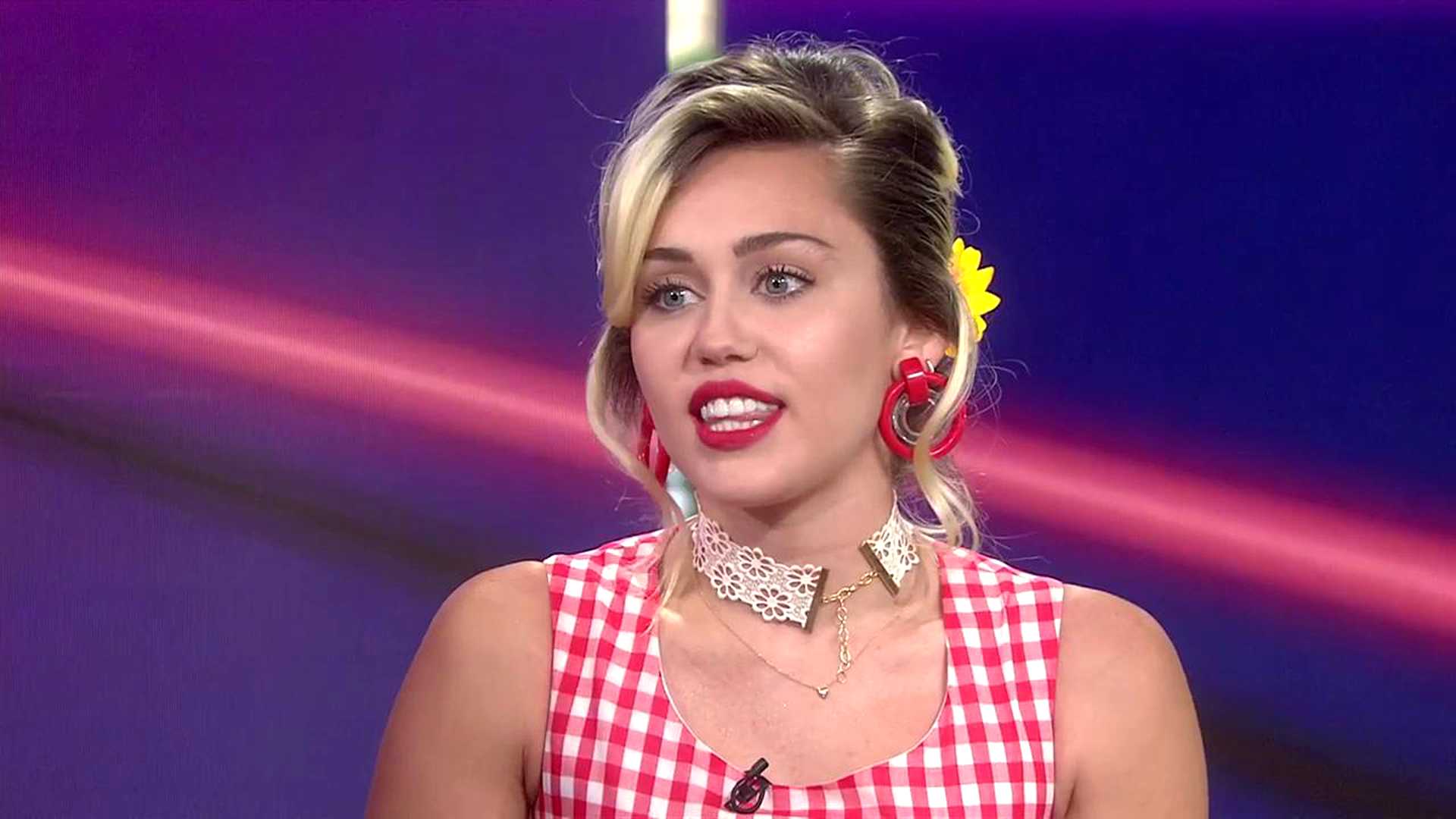 Miley-Cyrus-Is-Officially-Ditching-Her-Iconic-Blonde-Hair-–-Teases-a-New-Look