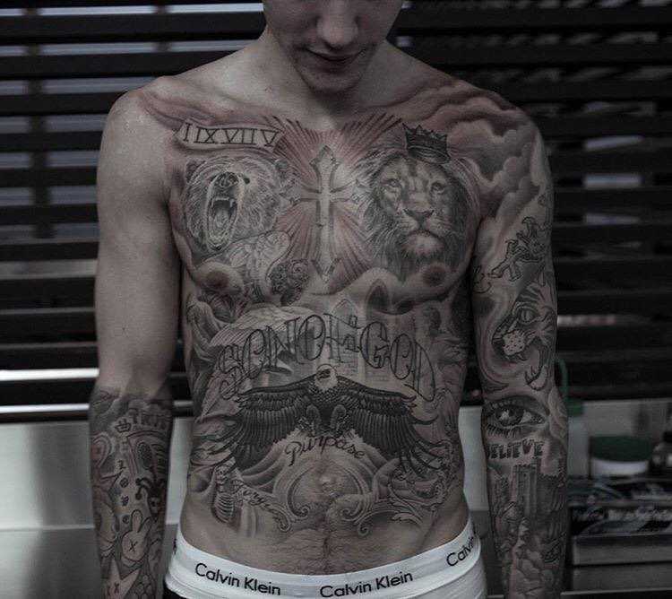 Justin Bieber tatuaggio addome petto pancia