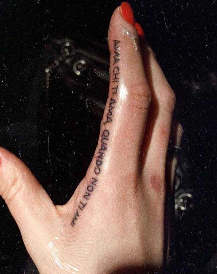 Ludovica Valli tatuaggio mano