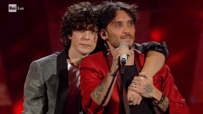 Ermal Meta e Fabrizio Moro abbraccio Sanremo