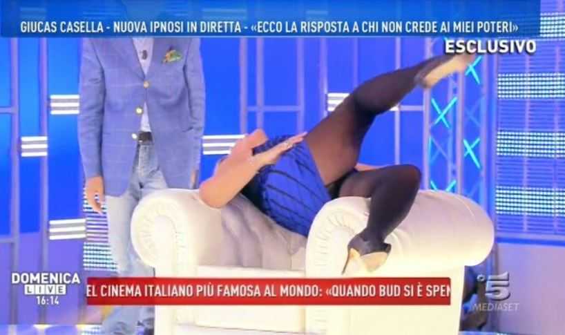 Nadia Rinaldi ipnosi Domenica Live Giucas Casella