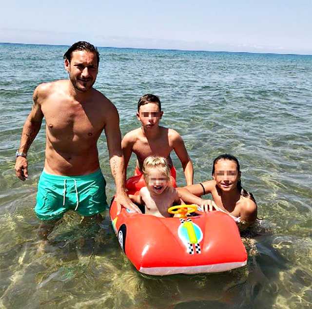 Francesco Totti Al Mare Con I Figli