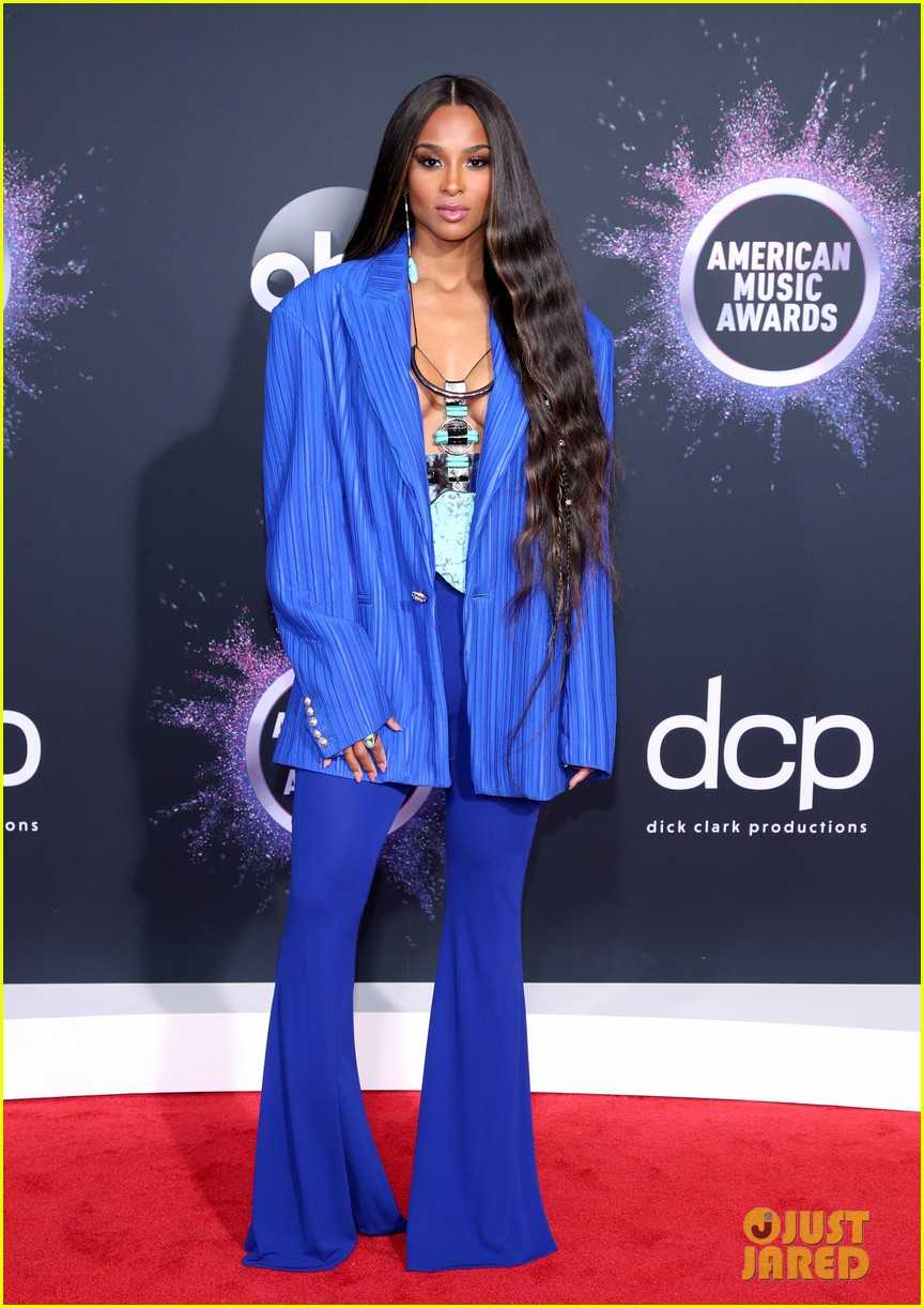 ciara-goes-bold-in-blue-for-amas-05